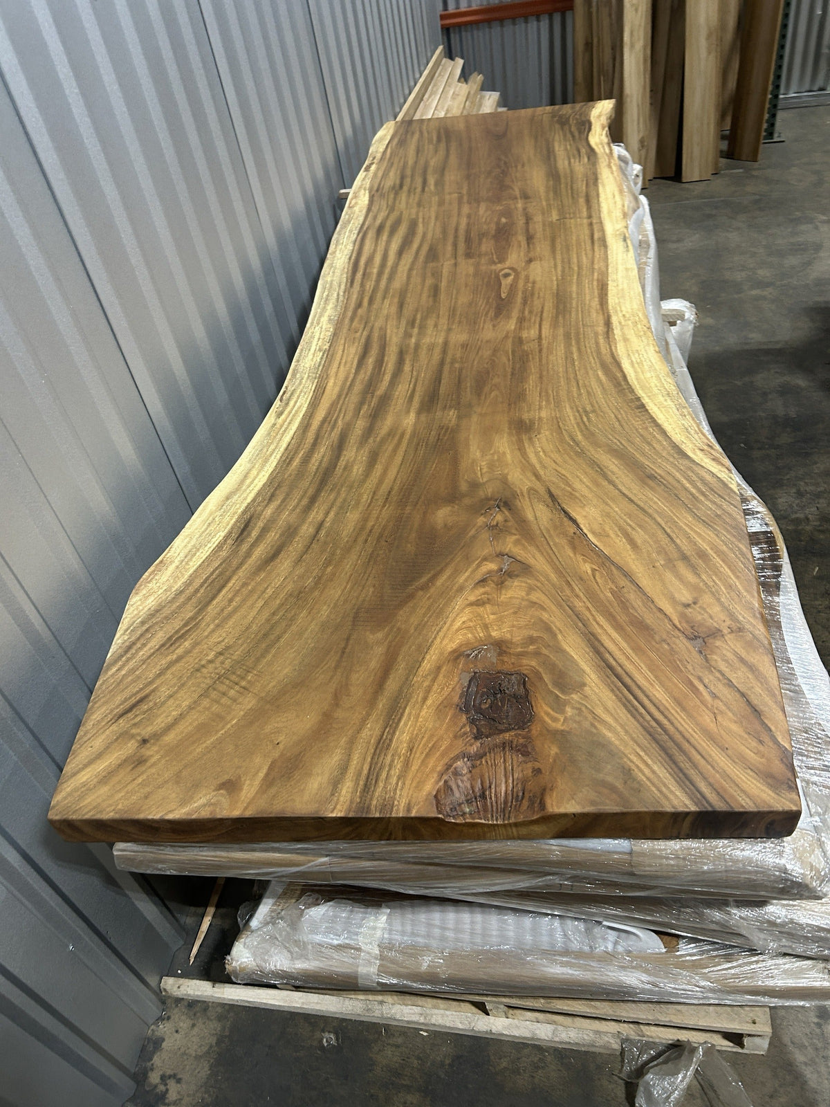 Slab No. 01, opposite face — the actual 10 ft single-slab Saman monkeypod top, matte lacquer finish, Lincolnwood IL