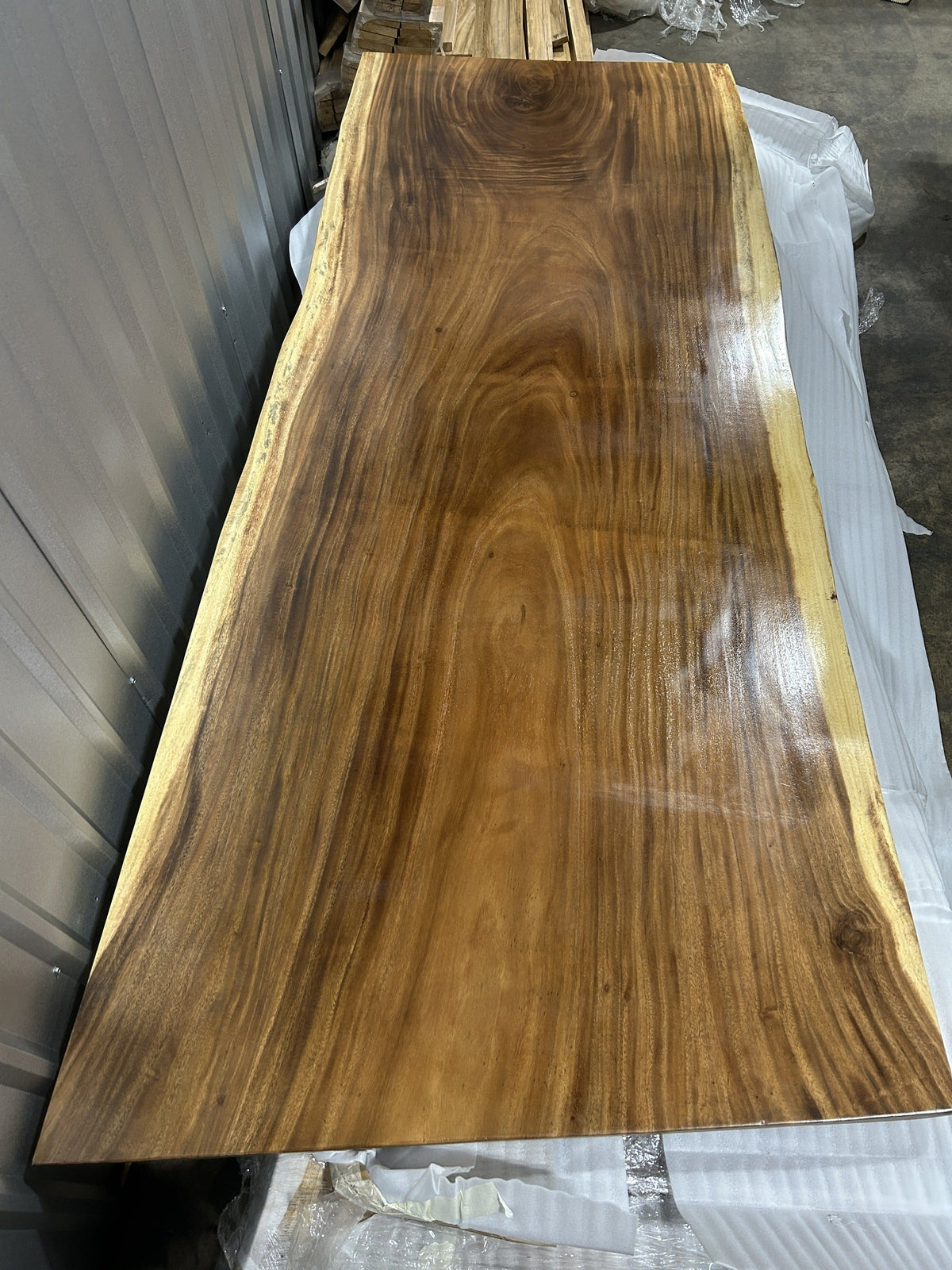 Slab No. 15, opposite face — the actual 8 ft single-slab Saman monkeypod top, gloss lacquer finish, Lincolnwood IL